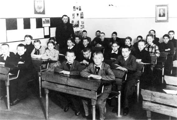 Владимир Высоцкий в 3 классе в школе г Эберсвальде Германия 1947 г Война - фото 14