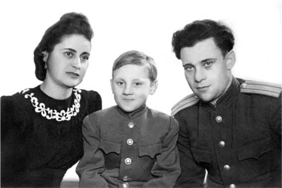 Владимир Высоцкий с отцом и мачехой Евгенией Степановной Германия - фото 16