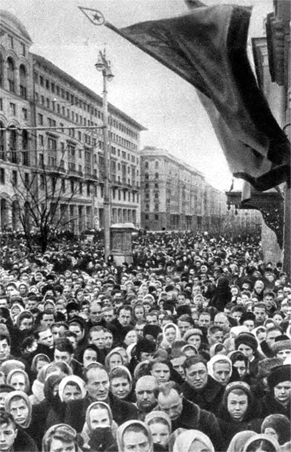 Москвичи во время похорон Сталина 9 марта 1953 г В 1953 году страну - фото 18
