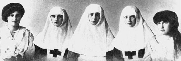 Императрица Александра Федоровна с дочерьми 1915 г При тщательном осмотре - фото 2