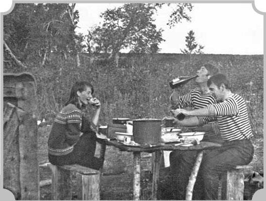 Камчатка обед Слева направо Л Борисова Осаул и я 1971 год 6 ноября по - фото 4