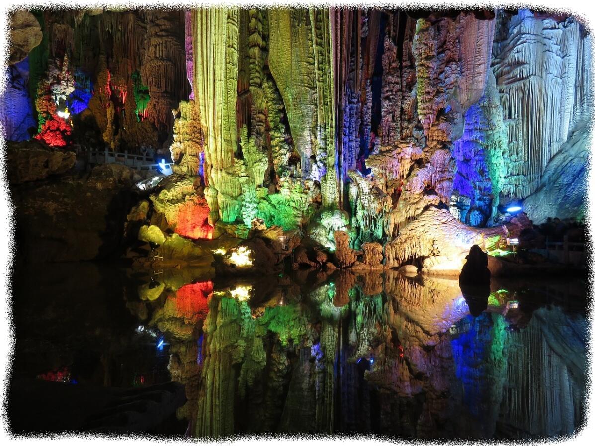 Пещера с озером На картинке было озеро в котором отражались натечные - фото 3