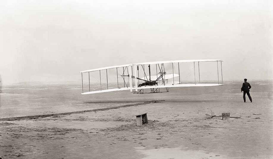 Первый полет Флайера1 17 декабря 1903 года пилотирует Орвилл Уилбур на - фото 2