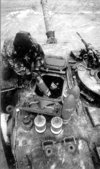 Загрузка боеприпасов в танк Чифтен Хорошо видны осколочнофугасные и - фото 6