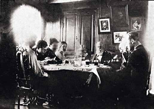 Традиционное чаепитие в доме у Жуковских в Мыльниковом переулке 1915 г - фото 1