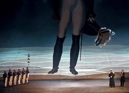 Гигантские ноги императора на сцене как символ вертикали власти в России Опера - фото 120