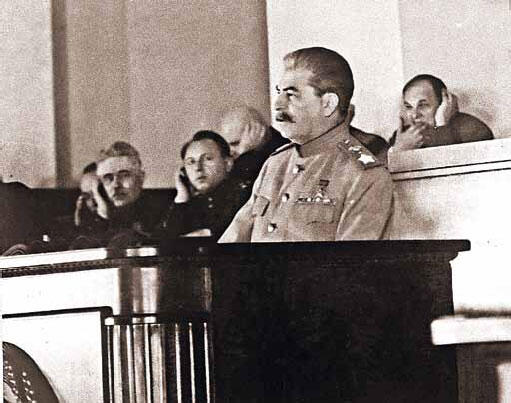 Сталин выступает на торжественном заседании посвященном XXVI годовщине - фото 18