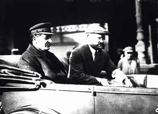 В М Молотов и И В Сталин едут на V съезд Советов СССР 1929 г Накануне - фото 4