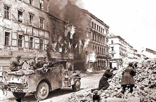 Бои на улицах Берлина 1945 г Уличные бои при взятии Берлина в мае 1945 г - фото 12