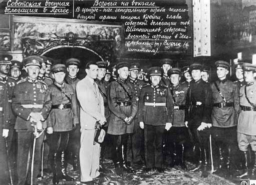 Советская делегация в Праге В центре глава делегации Б М Шапошников На - фото 4