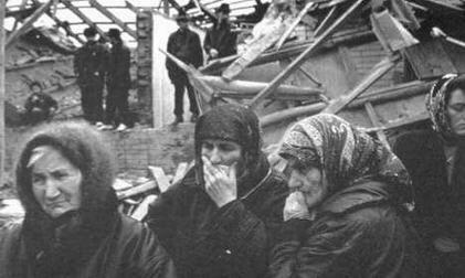 Семьи в Чечне оплакивают своих родных погибших под обломками домов - фото 2