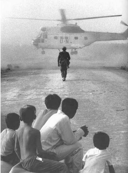Ооновский вертолет прибывает в центр приема возвращающихся беженцев в Отаки - фото 4