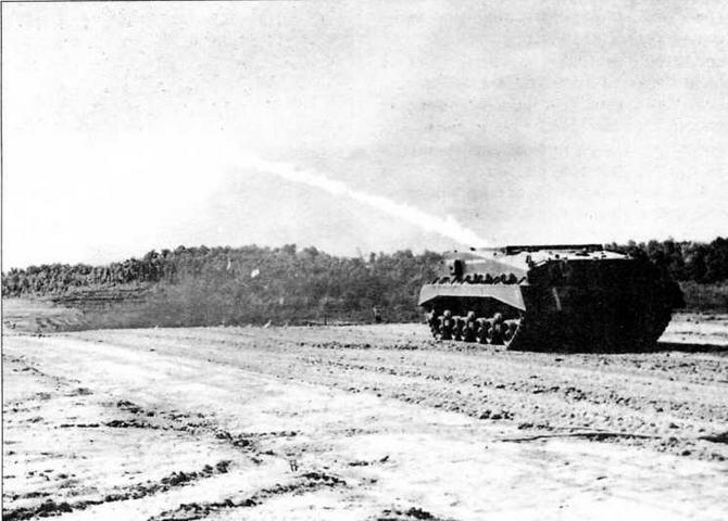 Выстрел огнесмесью из танка Шерман Бэджер во время испытаний на полигоне - фото 103