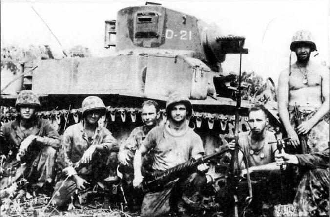 Морские пехотинцы позируют на фоне огнеметного танка M3А1 Сэйтен 2й - фото 105
