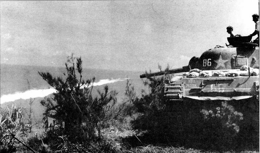 Выстрел огнесмесью из танка Шерман Один из танков 713го огнеметного - фото 114
