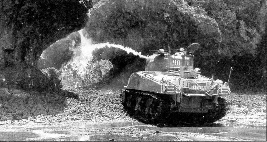 Танк М4 из состава 713го огнеметного батальона выжигает японскую пехоту - фото 117