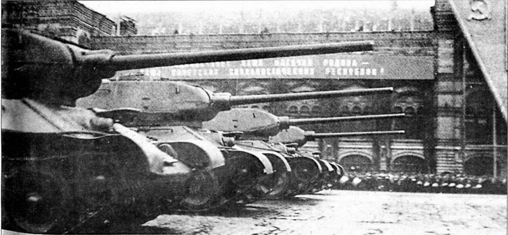 Огнеметные танки ОТ3485 проходят по Красной площади 1 мая 1946 года Хотя - фото 120