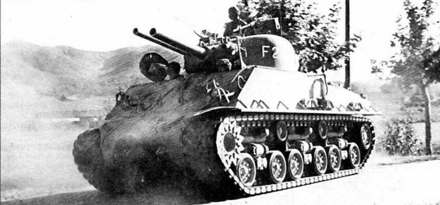 Средний танк Шерман со 105мм гаубицей и огнеметом POACWSH5 из состава 5го - фото 121