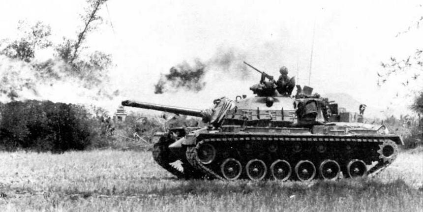 Огнеметный танк М67А1 обстреливает вьетнамские позиции в окрестностях Дананга - фото 124