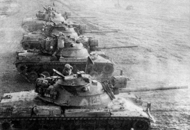 Подразделение танков М60 во время боевых стрельб на полигоне Хоенфельдс в - фото 13