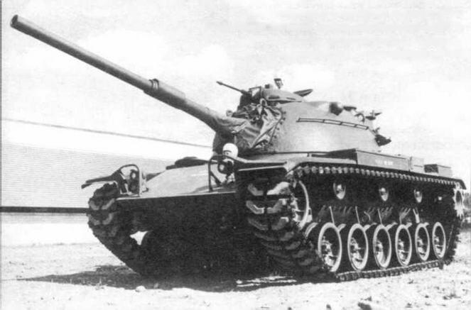 Один из первых серийных танков М60 Обращает на себя внимание прямоугольная в - фото 3