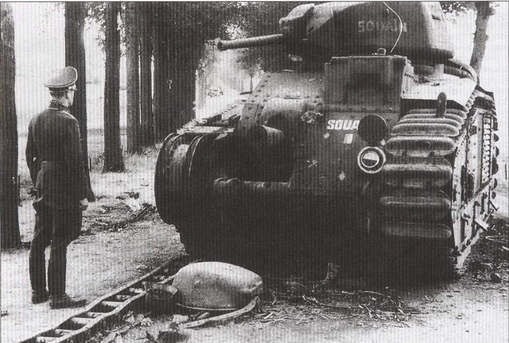 Немецкий офицер осматривает подбитый танк В Ibis Перед машиной лежит сорванная - фото 19