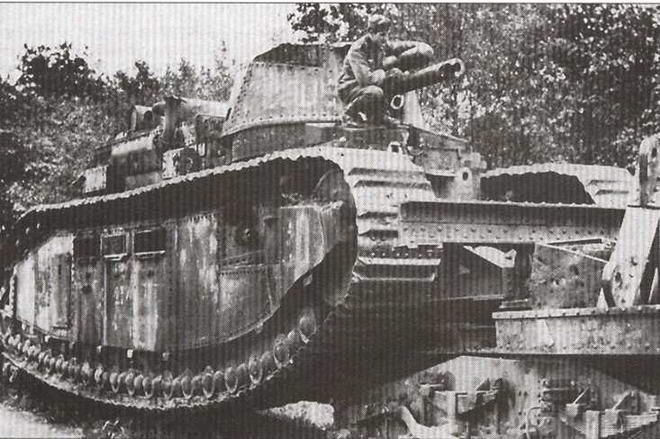 Немецкий солдат осматривает танк N9 90 Пуату взорванный своим экипажем - фото 8