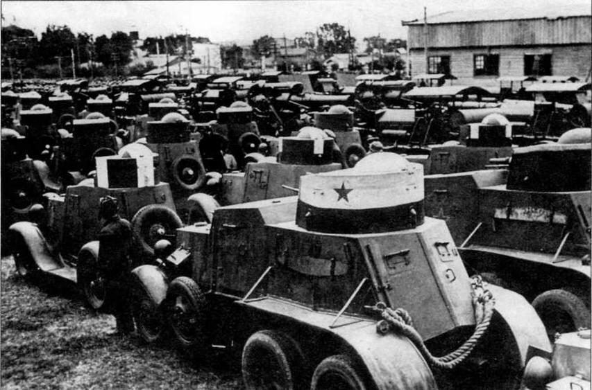 Бронеавтомобили БАИ на переднем плане и ФАИ перед прохождением войск по - фото 7