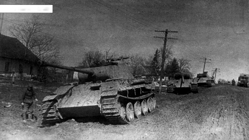 Брошенные в Проскурове танки Пантера Танков этого типа в городе было много - фото 1