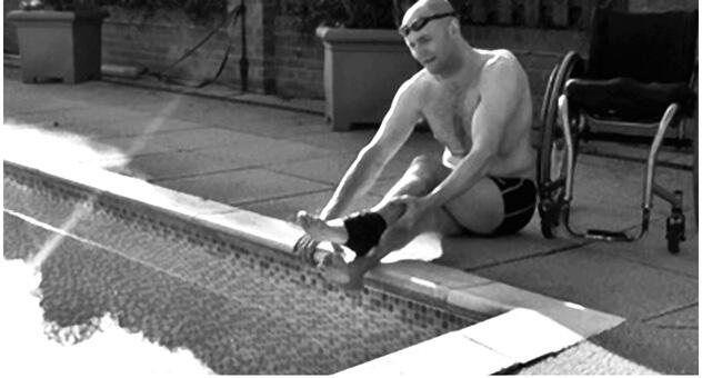 Джеймс Вуд первый европейский пловец с параличом который переплыл ЛаМанш - фото 5
