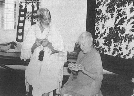 Кришнамачарья с Индрой Дэви на своем столетнем юбилее Я посвящаю - фото 1