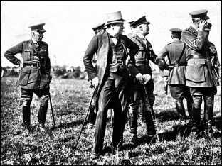 Уинстон Черчилль Первый Лорд Адмиралтейства среди британских военных 1914 г - фото 2