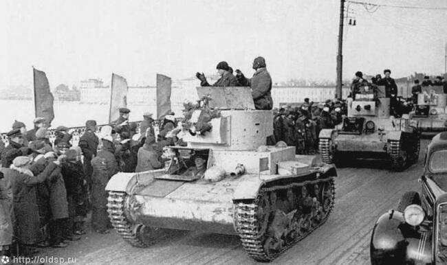 Огнеметные танки на Литейном мосту лениградцы провожают бойцов РККА на войну с - фото 3