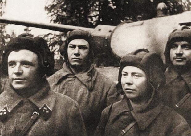 Экипаж танкового аса Дмитрия Лавриненко из 1й гвардейской танковой бригады В - фото 8