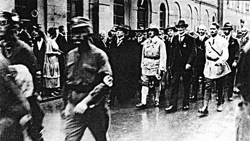 Гитлер в сопровождении видных нацистов шагает по баварскому городку Справа в - фото 1