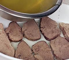 Мясо залейте 125 л холодной воды доведите до кипения добавьте соль и перец и - фото 15