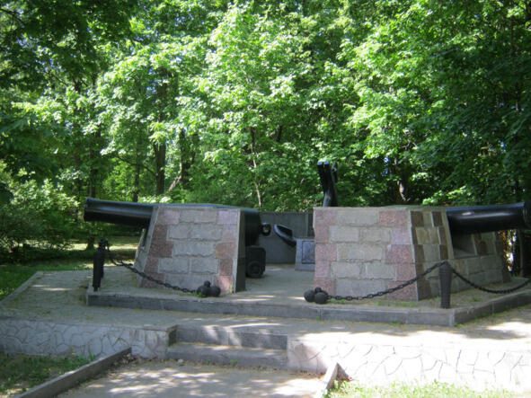 Памятный знак в честь основания Сестрорецка и его славного Оружейного завода - фото 1