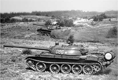 Танк Т54Б модернизированный Т54А в атаке 1974 год Изза стремления - фото 13