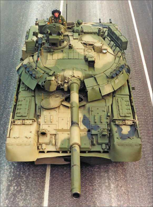 Основной танк Т80У на улице Москвы перед парадом 9 мая 1995 года Танки - фото 292