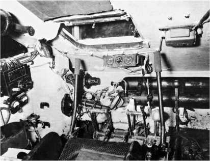Отделение управления танка Т34 Место механикаводителя Черный цилиндр слева - фото 11