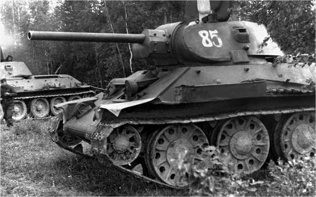 Танк Т34 производства СТЗ выпуска конца 1941 года с цельносварными опорными - фото 13