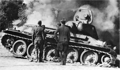 Немецкие солдаты осматривают подбитый танк Т34 Лето 1941 года Эта машина - фото 20