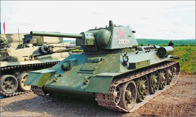 Средний танк Т34 обр 1942 г вверху в экспозиции Музея Великой - фото 298