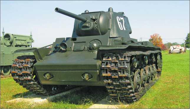 Тяжелые танки КВ1 в г Кировске Ленинградской области вверху и в экспозиции - фото 302