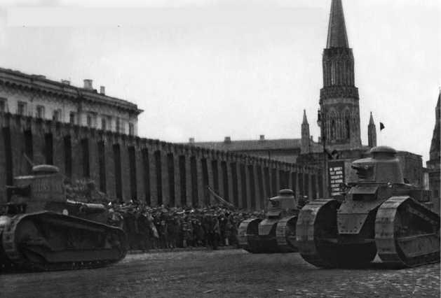 Легкие танки Рено FT17 и Фиат3000 Феликс Дзержинский крайний слева на - фото 3