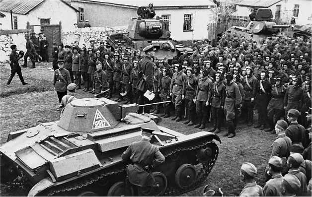 Митинг в танковой части Весной 1942 года стандартным вооружением танковых - фото 18