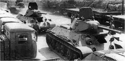 Танки Т34 и артиллерийские тягачи СТЗ5 на площадке готовой продукции - фото 19