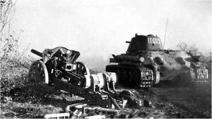 Танк Т34 утюжит немецкую гаубичную батарею Курская дуга лето 1943 года - фото 20