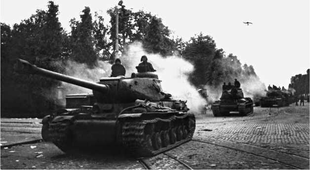 Тяжелые танки ИС2 вступают в г Выборг Лето 1944 года В 1942 году было - фото 22