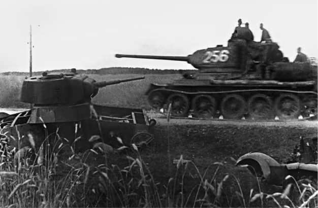 Танк Т3485 проезжает мимо подбитого в первые дни войны легкого танка Т26 - фото 25
